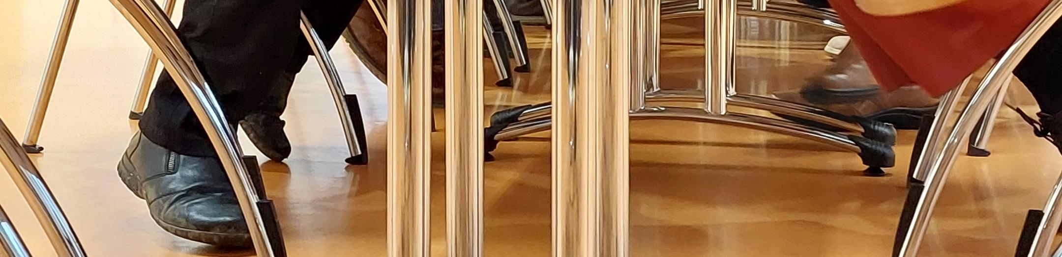 Füße unterm Tisch