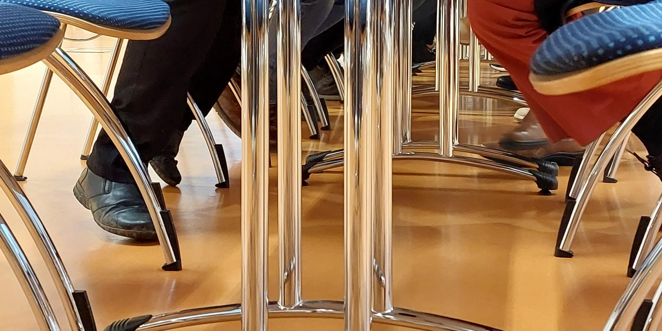 Füße unterm Tisch