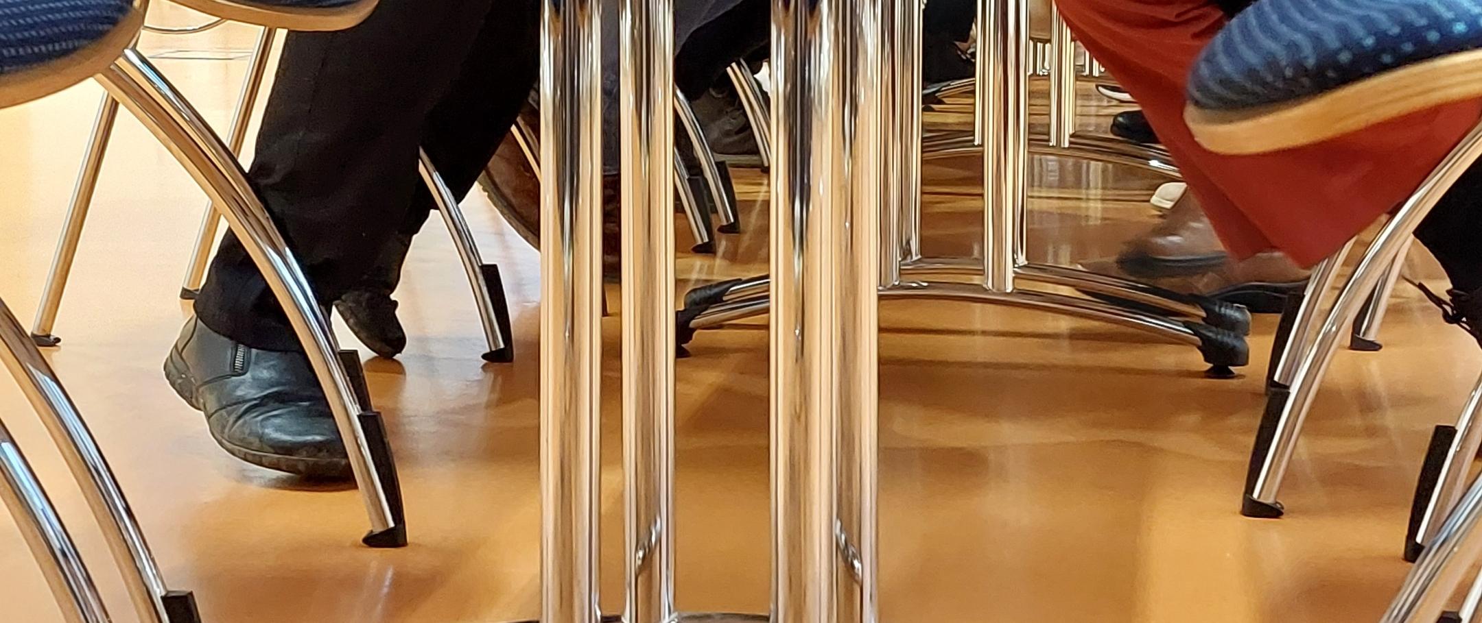 Füße unterm Tisch