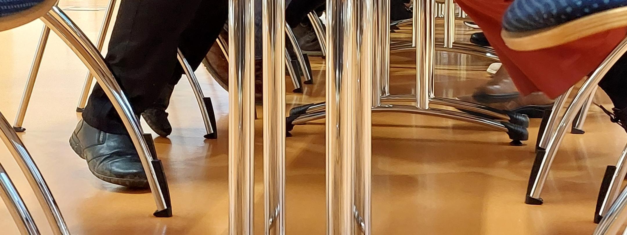 Füße unterm Tisch