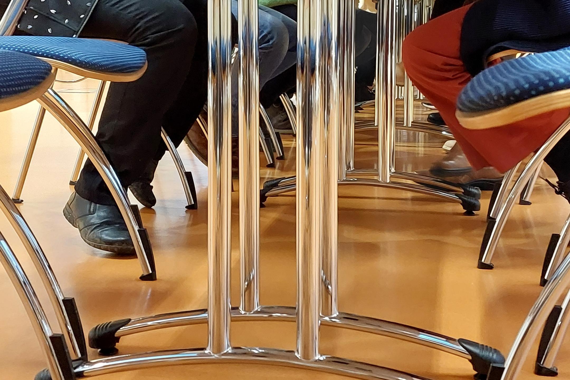 Füße unterm Tisch