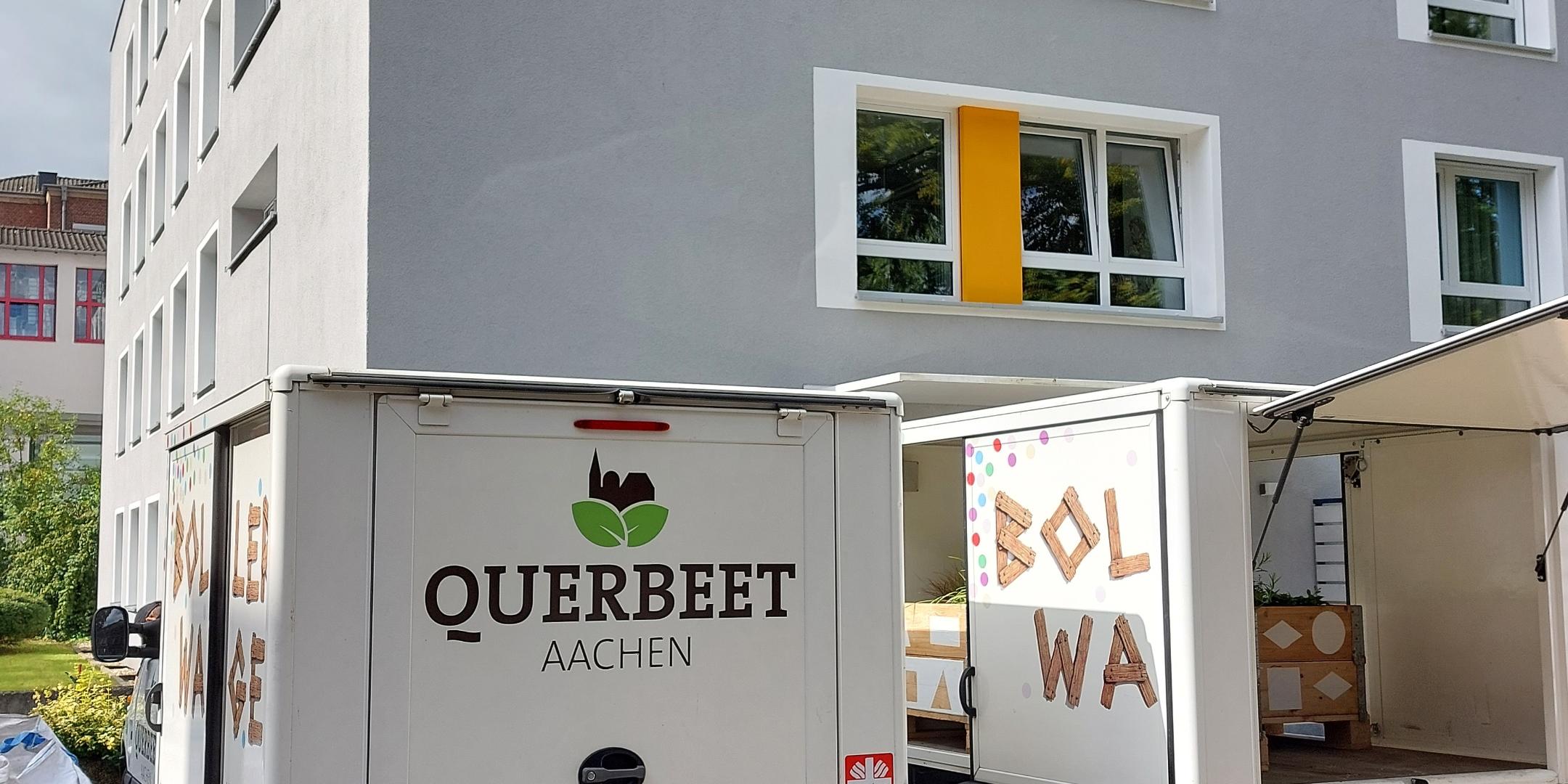 'Bollerwagen' des Projekts 'Querbeet' der Suchthilfe der Caritas Aachen vor der Akademie