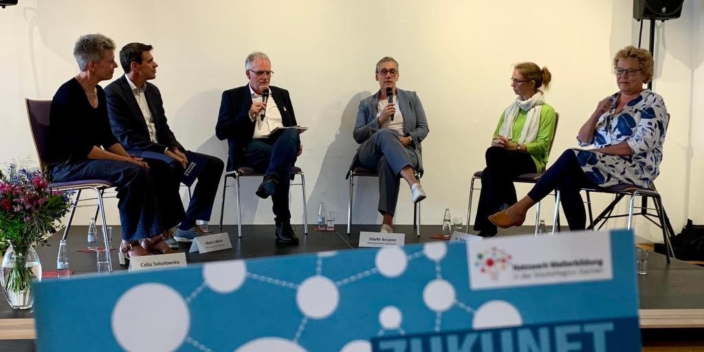 Podium bei der Feier des 25-jährigen Jubiläums des Netzwerkes Weiterbildung
