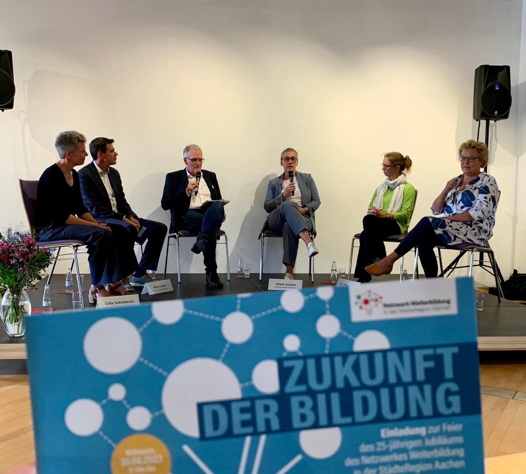 Podium bei der Feier des 25-jährigen Jubiläums des Netzwerkes Weiterbildung