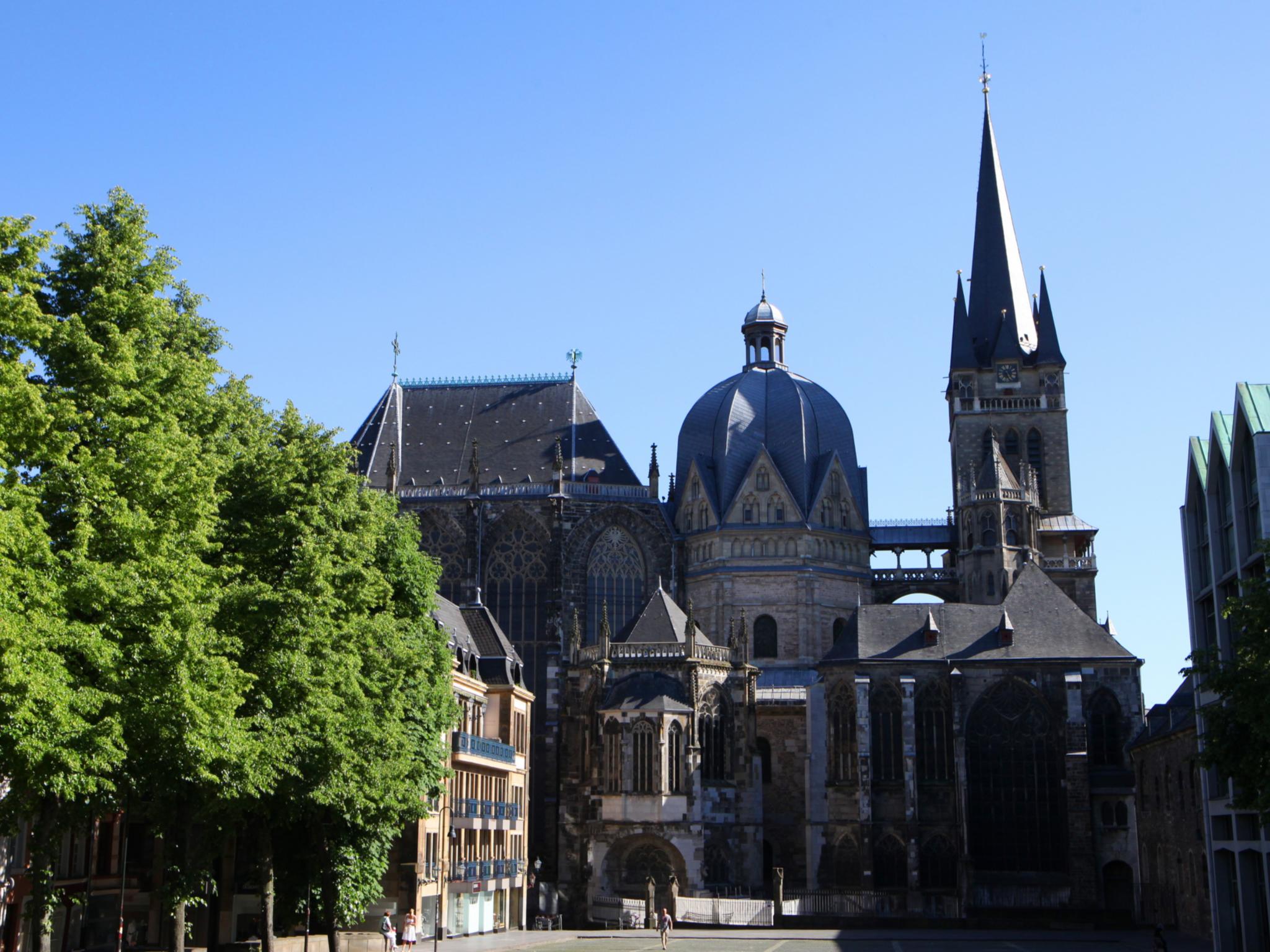 Außenansicht des Aachener Doms (vom Rathaus aus gesehen)