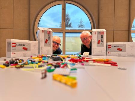 Zwei Männer arbeiten mit Legosteinen nach der Methode LEGO SERIOUS PLAY