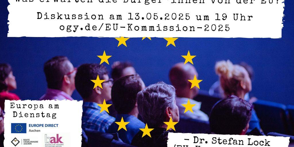 Veranstaltungstitel: 'Karlspreis für von der Leyen - Was erwarten die Bürger*innen von der EU?' auf einem Hintergrund mit blauen Farben, Menschen sitzen in Stuhlreihen und hören offenbar jemandem zu, von hinten fotografiert, davor die gelben Sterne der Europaflagge.