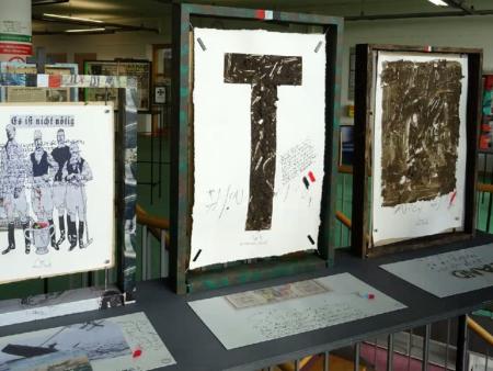 Objekte aus der Ausstellung 'M3 – Medium, Message, Massage' (c) Uwe Appold Kunstobjekte mit Text aus alten Zeitungen