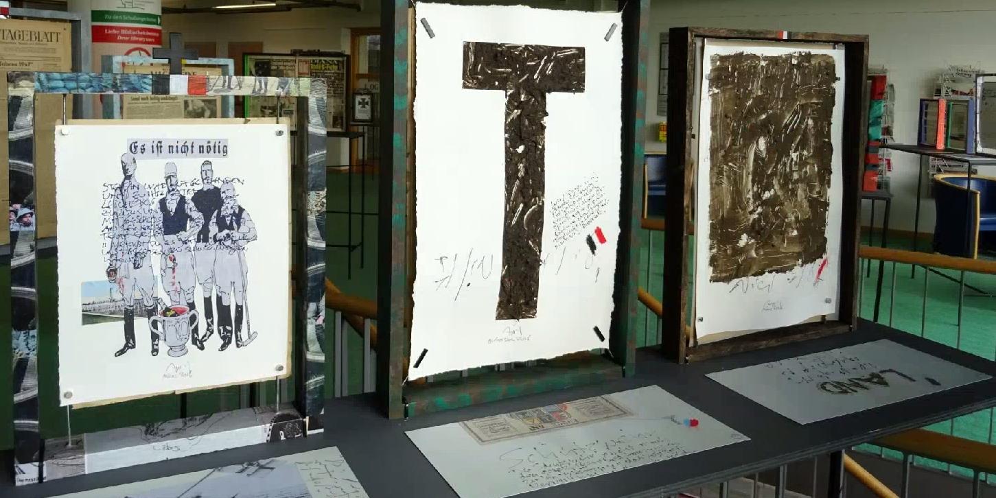 Kunstobjekte mit Text aus alten Zeitungen