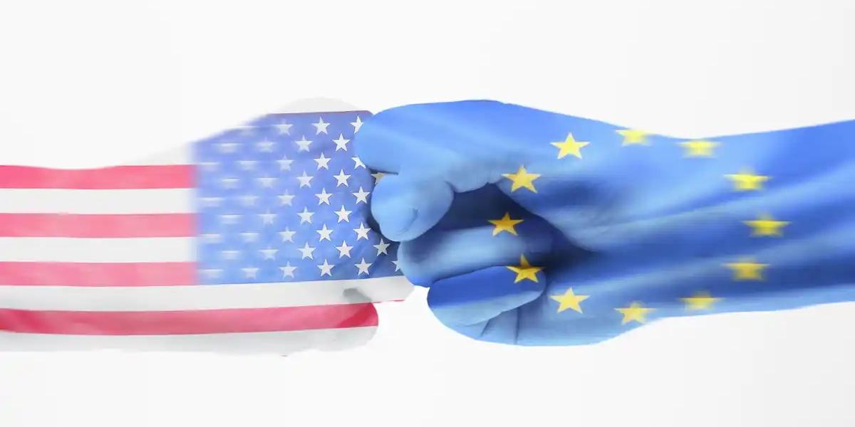 Zwei Hände geben sich einen Faustgruß, die linke Hand hat die Flagge der USA wie einen Handschuh angezogen, die rechte die Flagge der Europäischen Union.