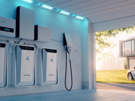 Eine Wand mit Wallbox als Zugang zu einem Stromspeicher.