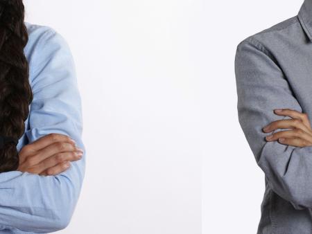 Konflikt (c) pixabay Zwei Menschen stehen mit verschränkten Armen mit größerem Abstand nebeneinander. Man sieht, dass es eine Frau (links) und ein Mann (rechts) ist, aber kein Gesicht.