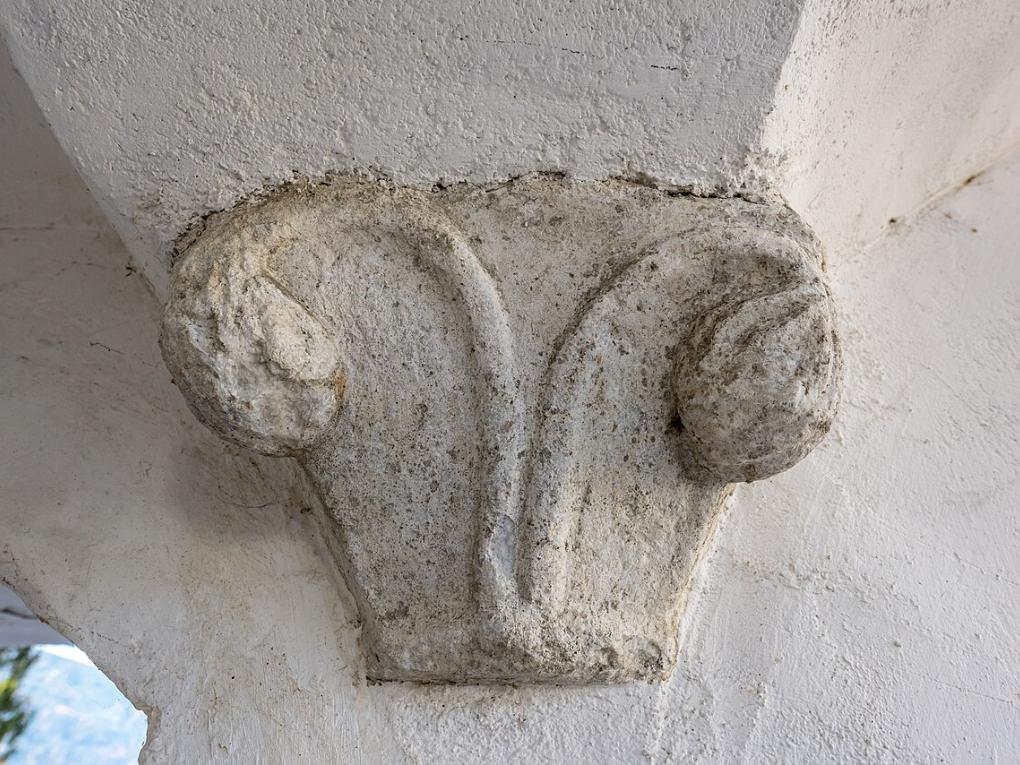 Ein Säulenkapitell an der Stiftskirche in Ossiach.