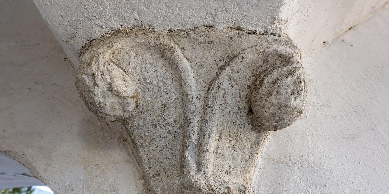 Ein Säulenkapitell an der Stiftskirche in Ossiach.