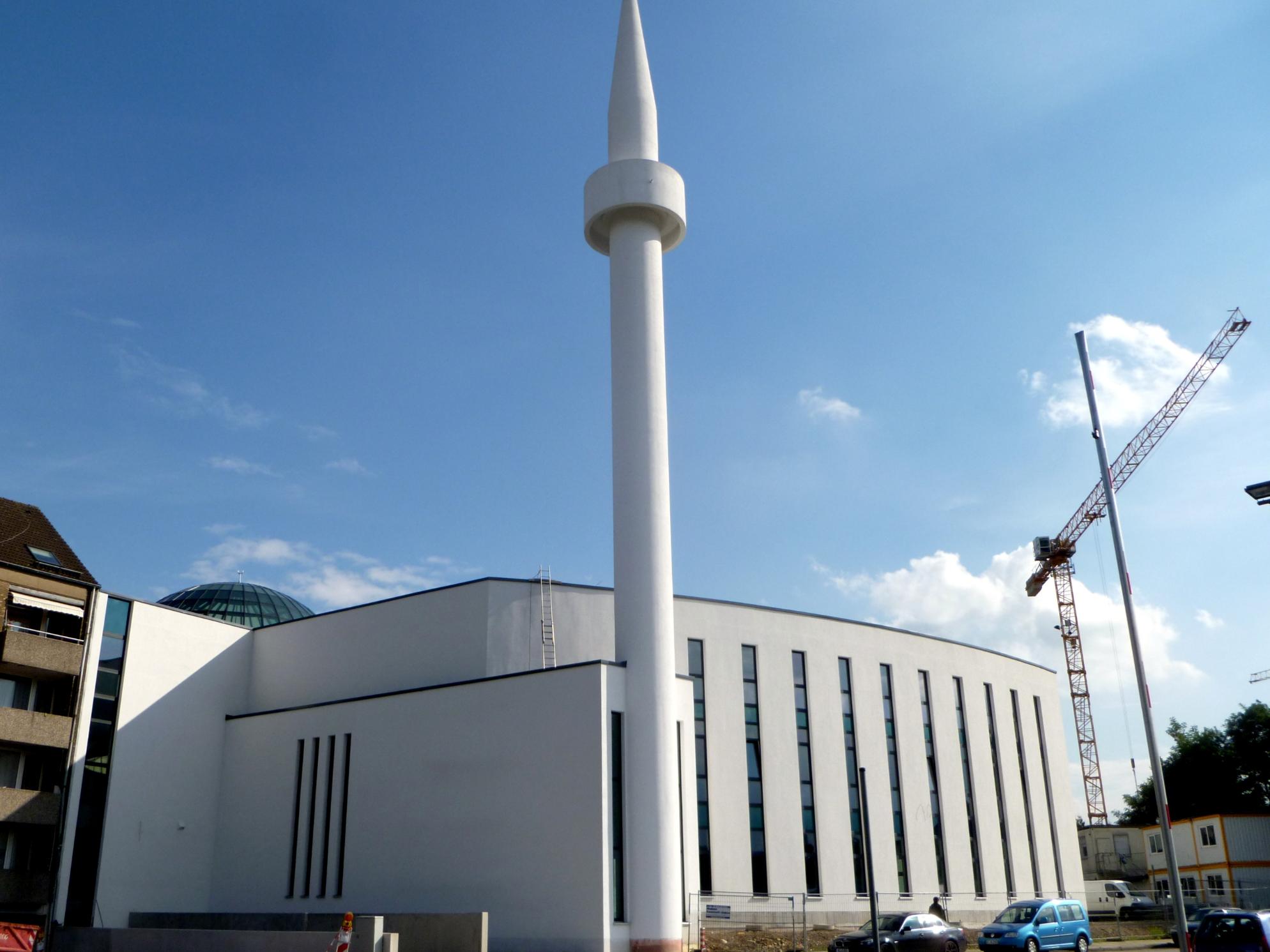 Moscheegebäude mit einem Kran dahinter.