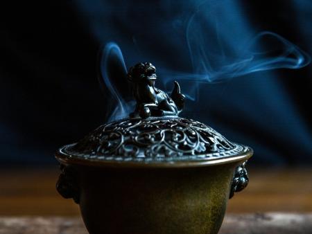 Ein Weihrauchgefäß, von Rauch umgeben.