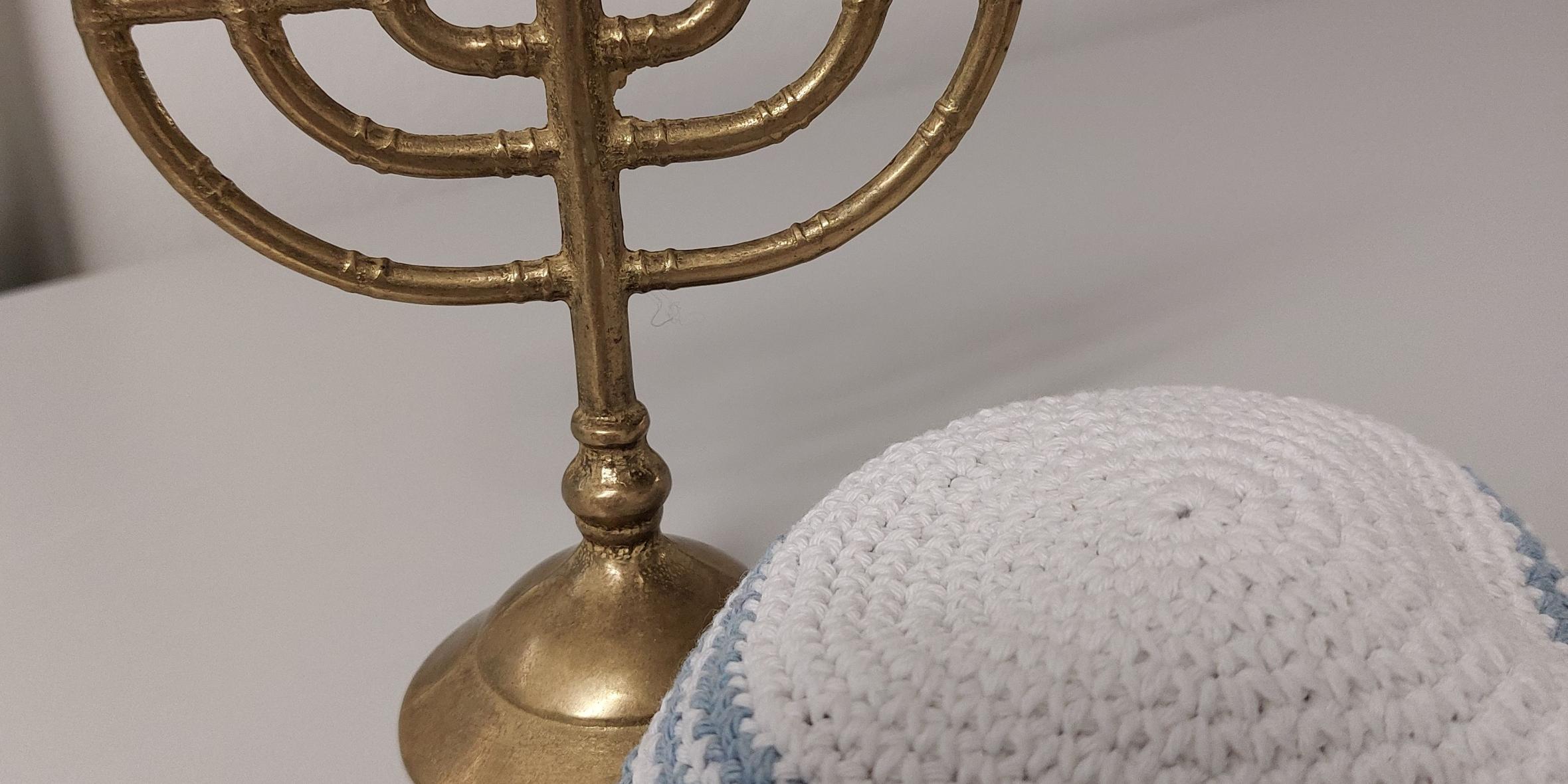 Kippa und Menorah