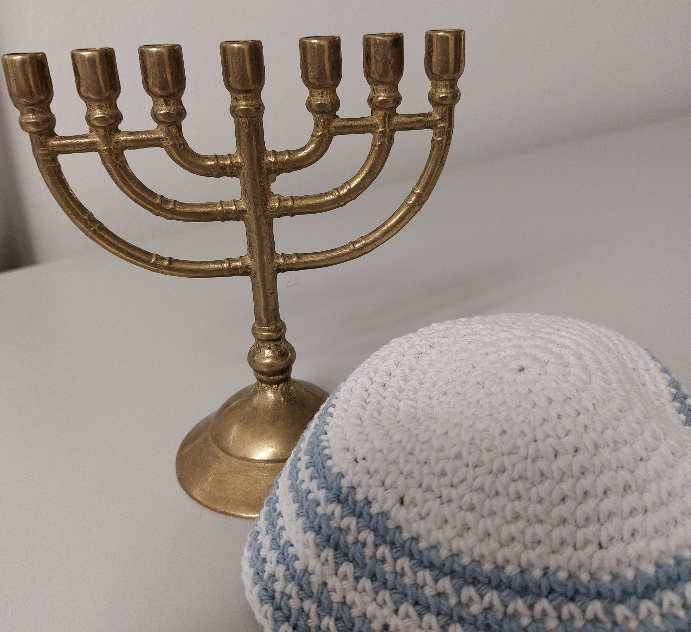 Kippa und Menorah