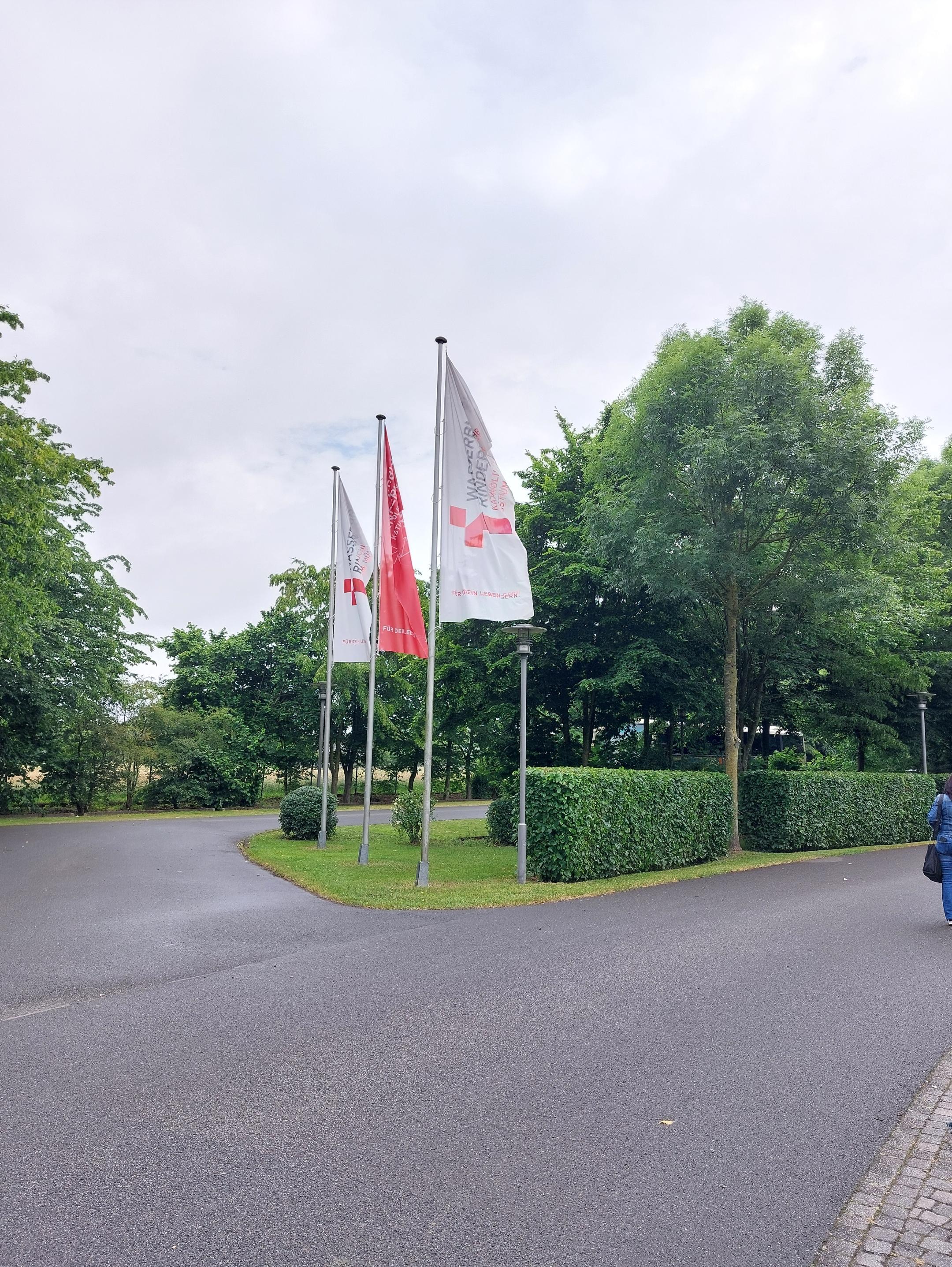 Fahnen mit dem Logo des Bistums Münster vor der Wasserburg Rindern, Kleve.