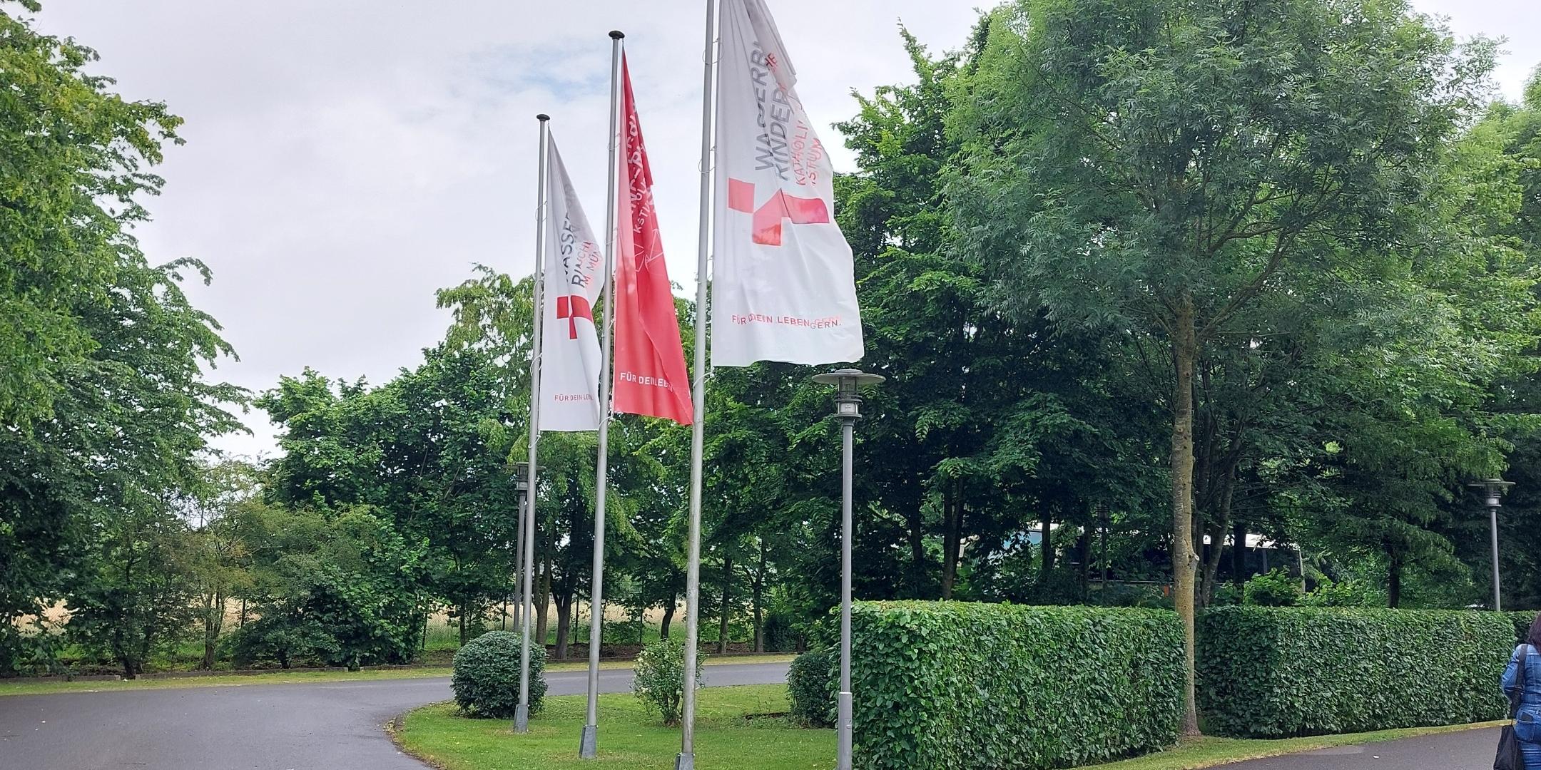 Fahnen mit dem Logo des Bistums Münster vor der Wasserburg Rindern, Kleve.