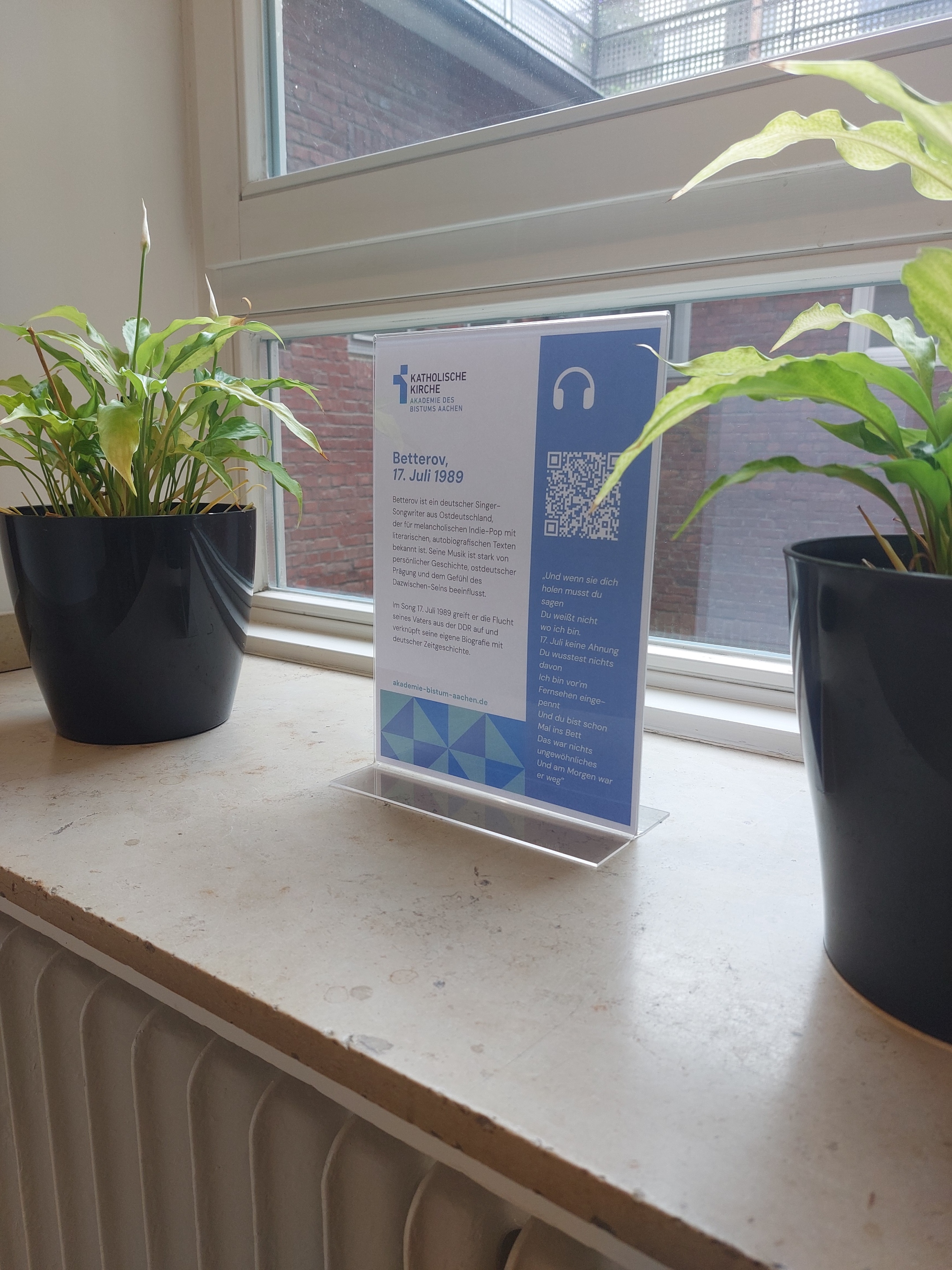 Aufsteller mit einem QR-Code als Link zu einem Lied