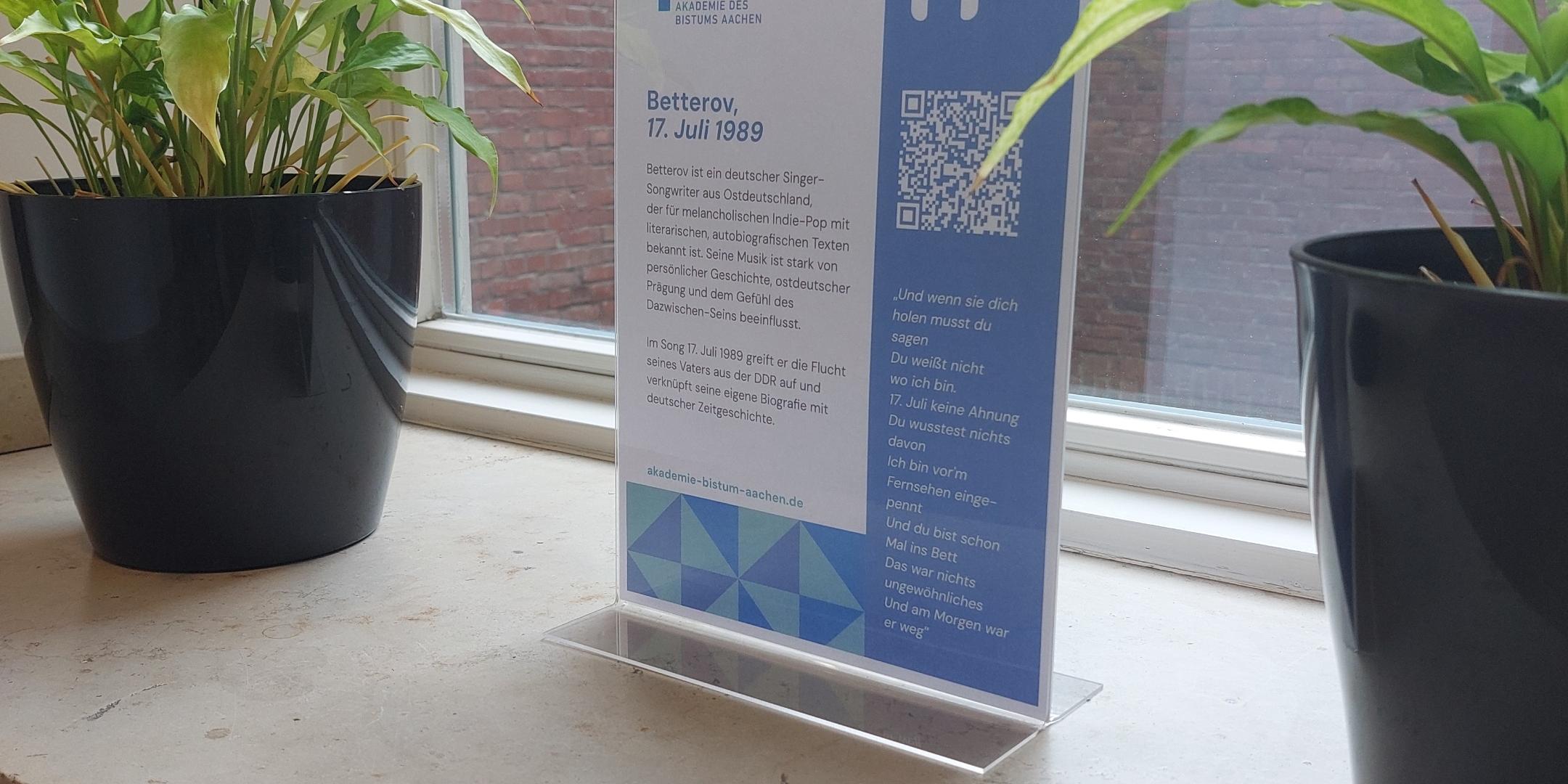 Aufsteller mit einem QR-Code als Link zu einem Lied