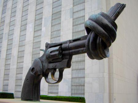 Carl Fredrik Reuterswärd, 'Non-Violence', 1984, Skulptur vor dem UN-Hauptsitz in New York