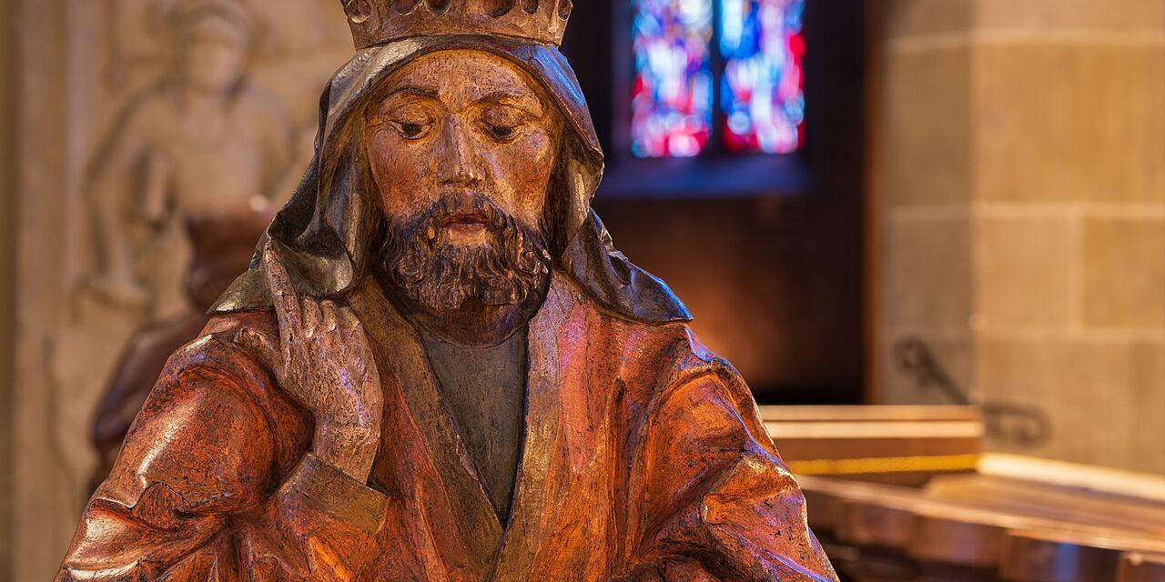 Holzgeschnitzte Büste von König David am Chorgestühl der Stiftskirche St. Georg in Tübingen. Das Chorgestühl wird auf 1491 datiert. 