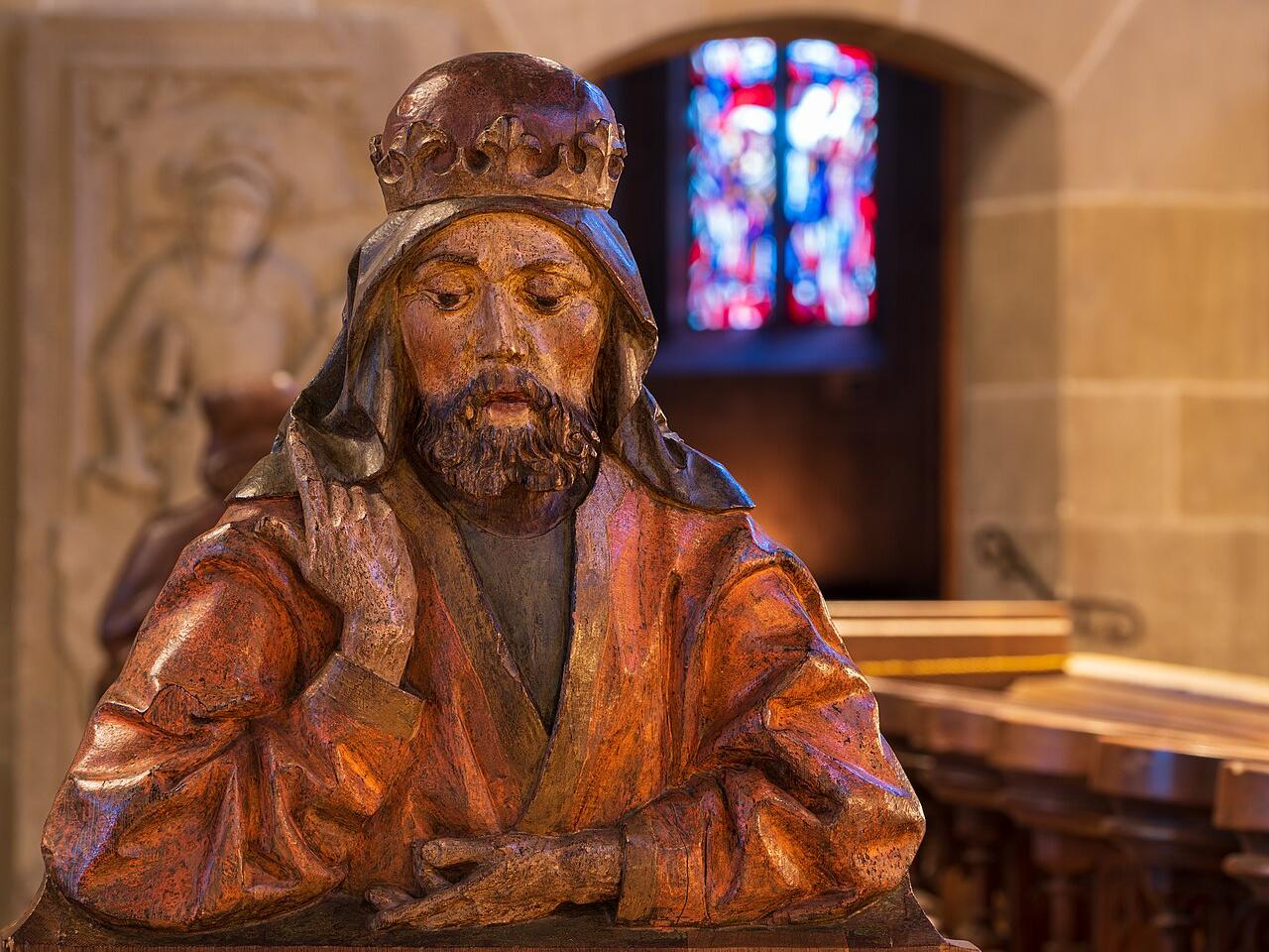 Holzgeschnitzte Büste von König David am Chorgestühl der Stiftskirche St. Georg in Tübingen. Das Chorgestühl wird auf 1491 datiert. 