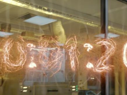 Szene aus der Serie '3 Body Problem': Lichtteilchen geben die Zeit zu einem Countdown an.