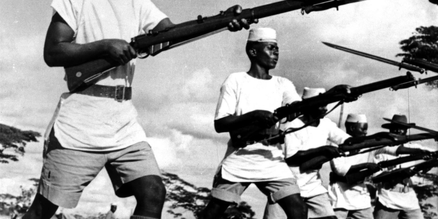 Afrikanische Kolonialsoldaten der britischen Streitkräfte beim Training.