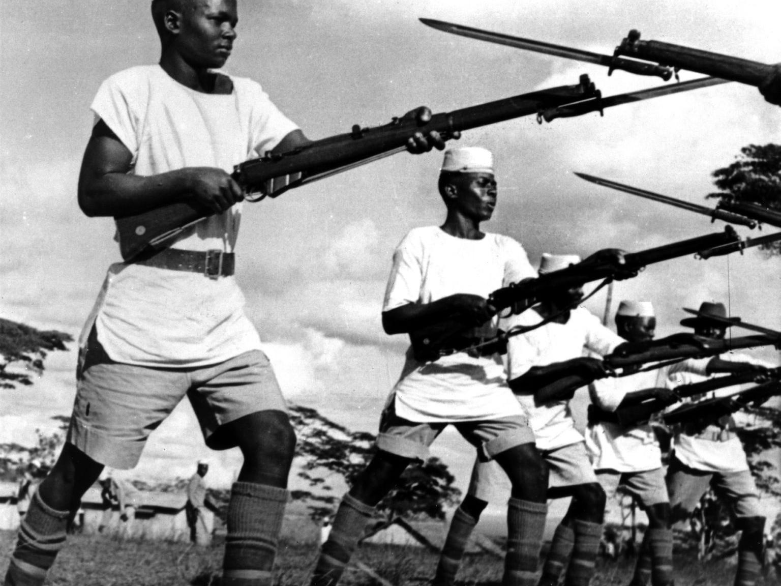 Afrikanische Kolonial­soldaten der britischen Streitkräfte beim Training.