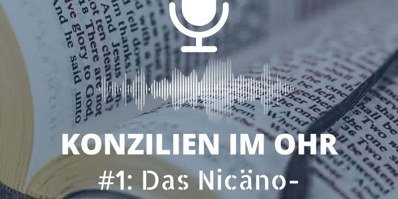 Symbol eines Mikrofons vor aufgeschlagener Bibel mit dem Text: 'Konzilien im Ohr #1: Das Nicäno-Knstantinopolitanum'