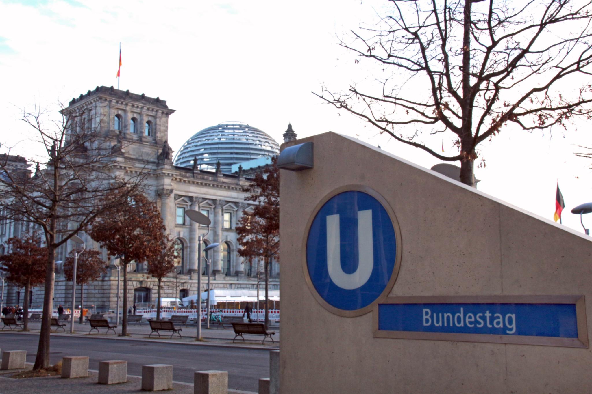 Bundestag mit U-Bahn-Station