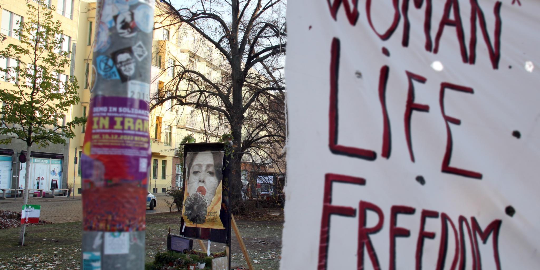 9492_women_life_freedom_by_peter_weidemann_pfarrbriefservice