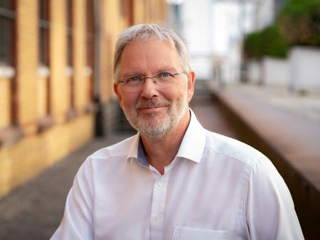 Arnd Henze (c) Annika Graeff Porträt eines Mannes, es zeigt den Journalisten Arnd Henze