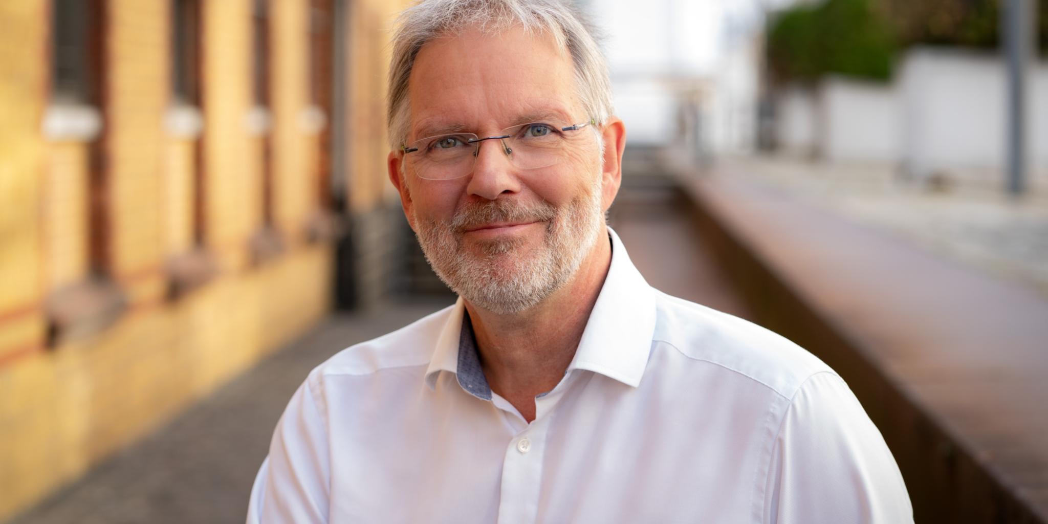 Porträt eines Mannes, es zeigt den Journalisten Arnd Henze