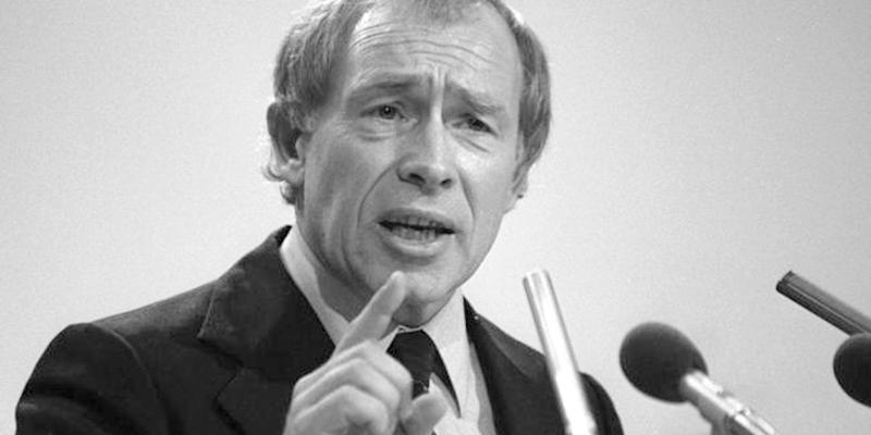 Heiner Geißler, Politiker am Mikrofon, historische Aufnahme