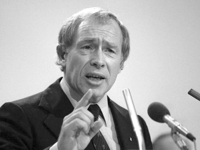 Heiner Geißler, Politiker am Mikrofon, historische Aufnahme