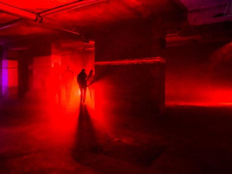 Blick in einen Bunker aus dem Zweiten Weltkrieg in Aachen, matt erleuchtet.