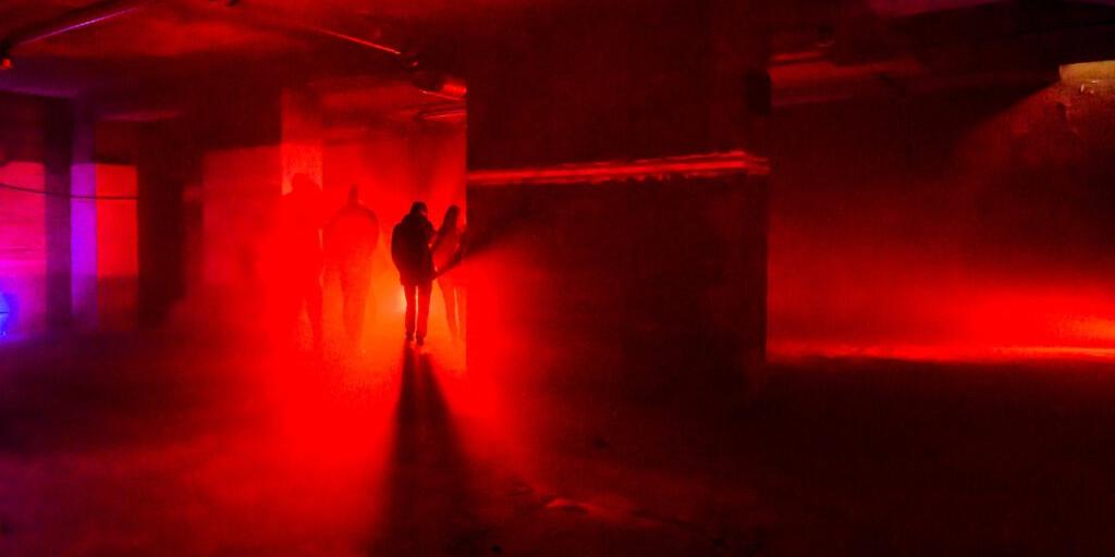 Blick in einen Bunker aus dem Zweiten Weltkrieg in Aachen, matt erleuchtet.