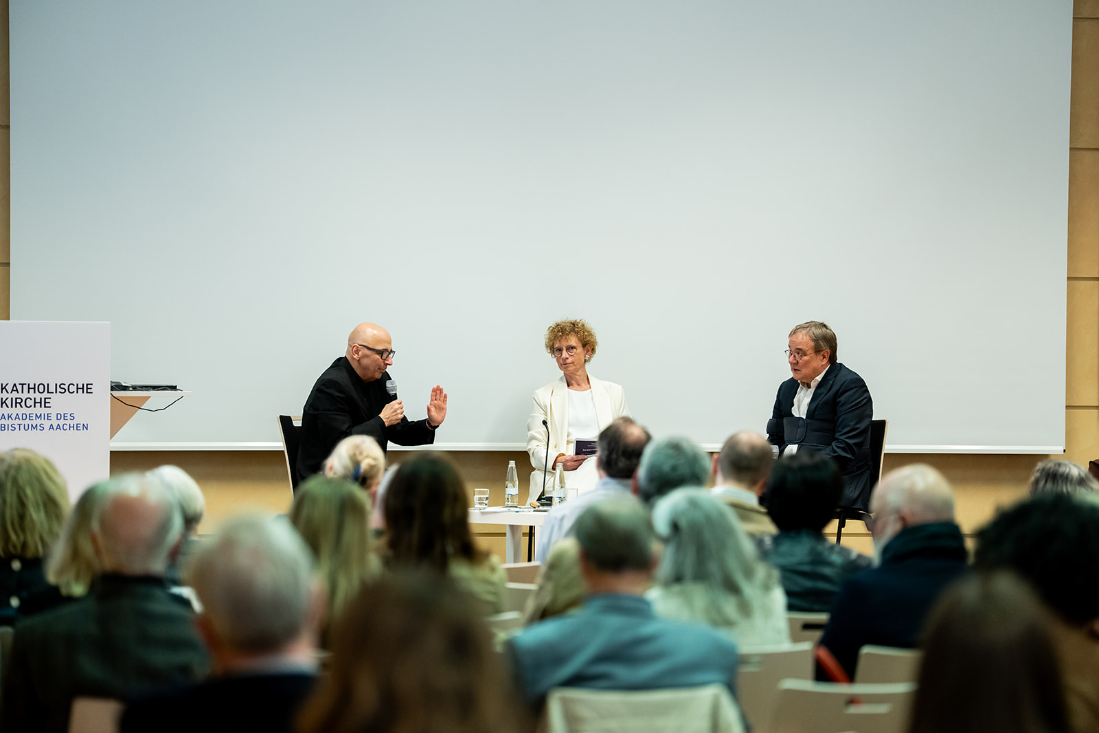 Podiumsgespräch: rechts Armin Laschet, links Armin Nassehi, in der Mitte Angela Reinders