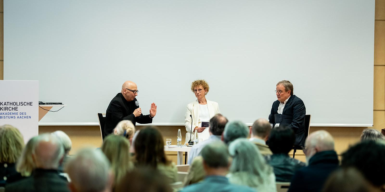 Podiumsgespräch: rechts Armin Laschet, links Armin Nassehi, in der Mitte Angela Reinders