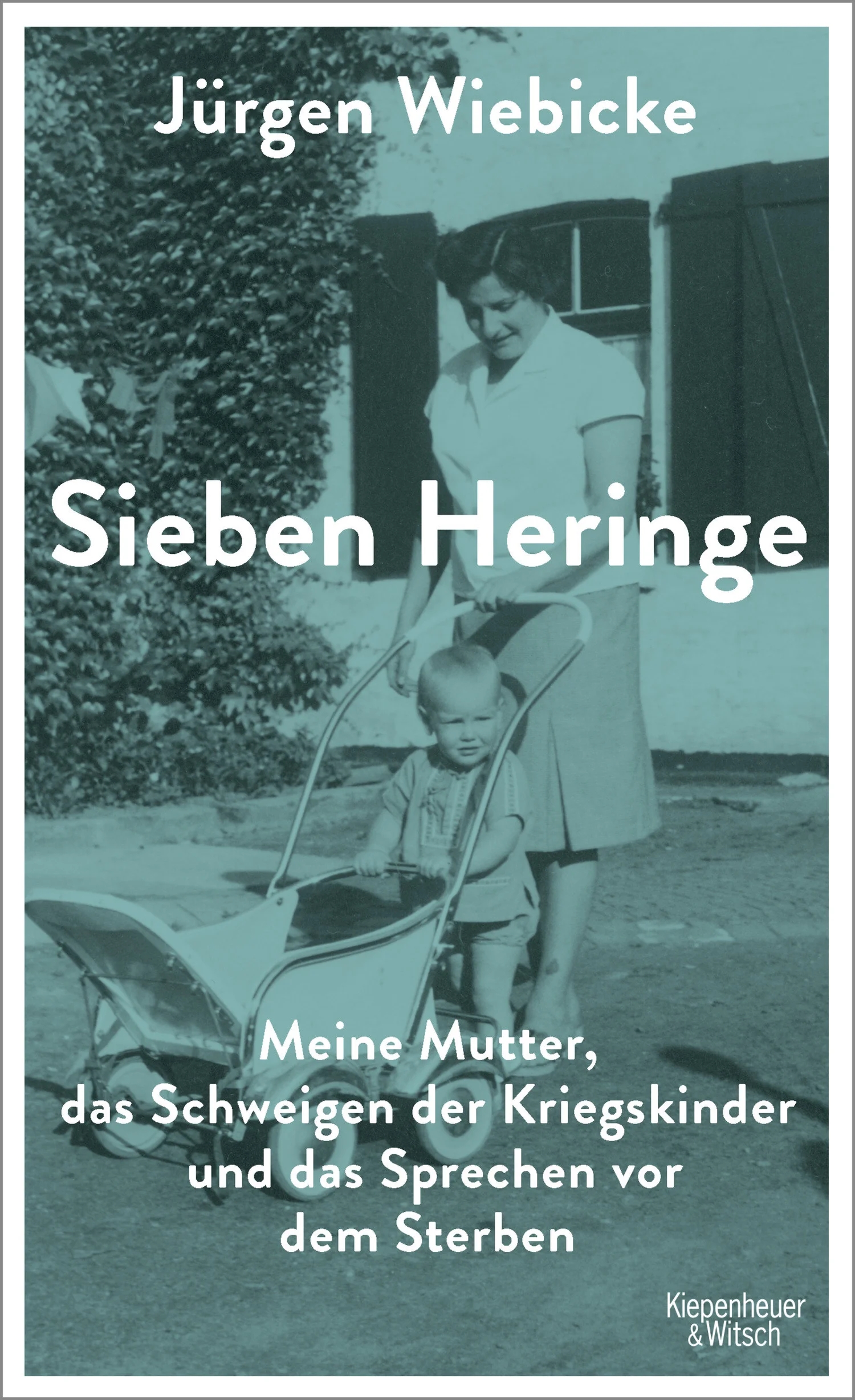 Foto: Mutter mit Kind im Kinderwagen, es zeigt den Autor Jürgen Wiebicke und ist das Cover seines Buches über die Geschichte seiner Mutter, 'Sieben Heringe' (als Schrift über dem Bild).