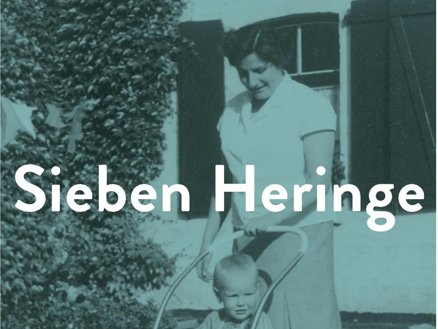 Foto: Mutter mit Kind im Kinderwagen, es zeigt den Autor Jürgen Wiebicke und ist das Cover seines Buches über die Geschichte seiner Mutter, 'Sieben Heringe' (als Schrift über dem Bild).