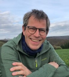 Foto eines Mannes in einer Landschaft