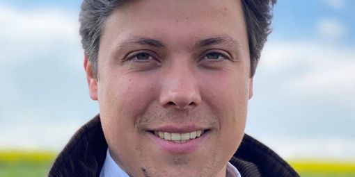 Porträt eines Mannes, es zeigt den Pfarrer Justus Geilhufe vor einer Landschaft