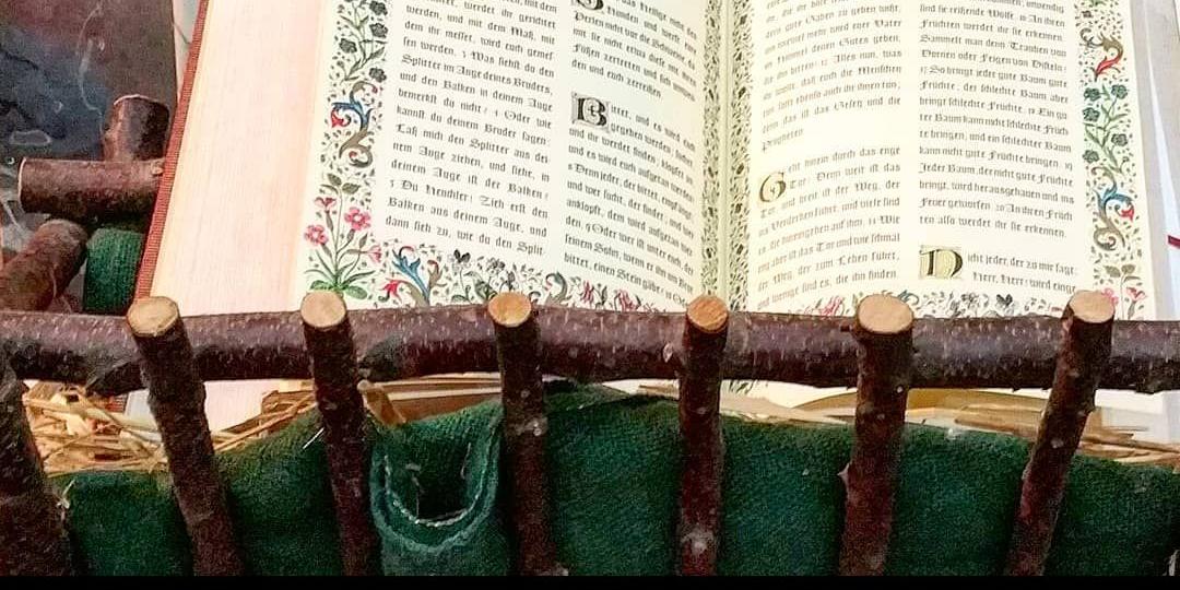aufgeschlagene Bibel in der Weihnachtskrippe, Adventsgottesdienst St. Brigida, Venwegen
