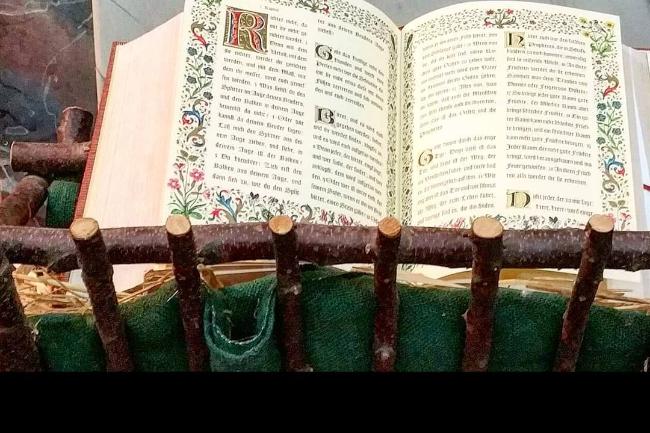 Im Anfang war das Wort (c) Angela Reinders/Bischöfliche Akademie aufgeschlagene Bibel in der Weihnachtskrippe, Adventsgottesdienst St. Brigida, Venwegen