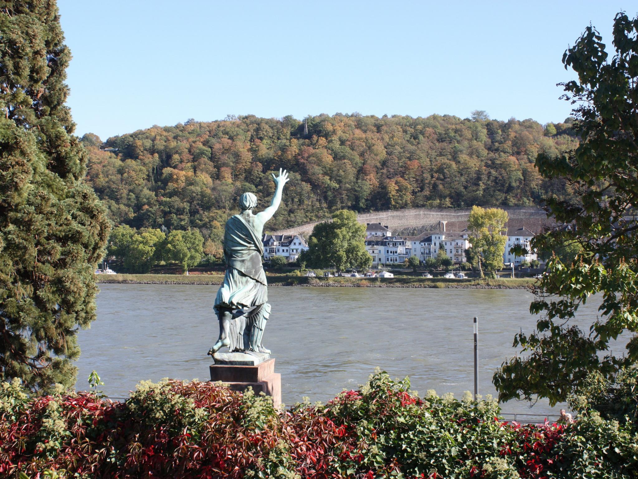 Statue eines Mannes (Joseph Görres) aus Bronze, von hinten betrachtet, die Statue steht mit dem Gesicht zum Rhein